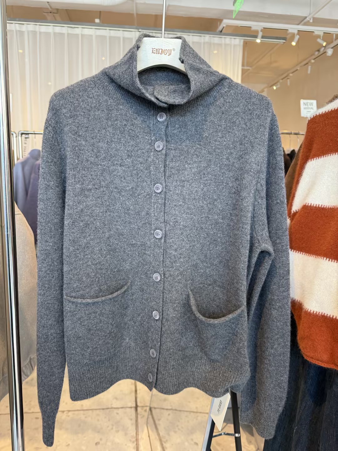 【门店同款】ENJOY冬季“暖冬知性”卷边排扣开衫168099761