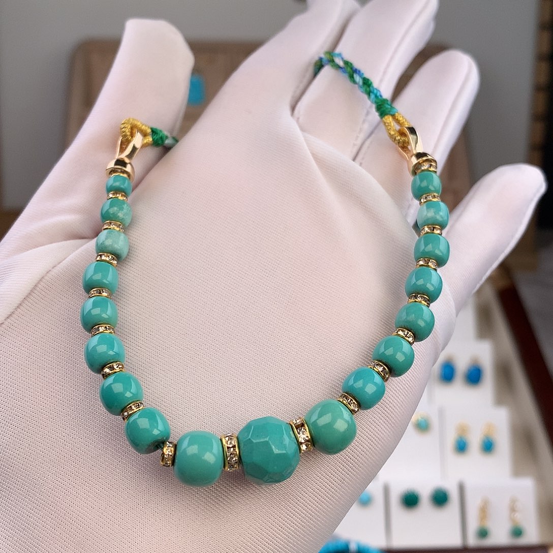 绿松石未镶嵌颈饰