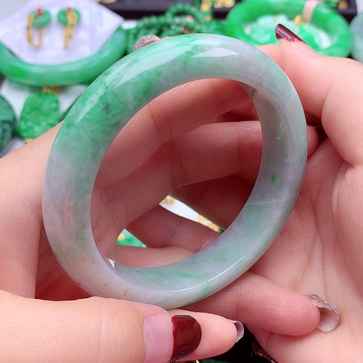 翡翠手镯未镶嵌翡翠