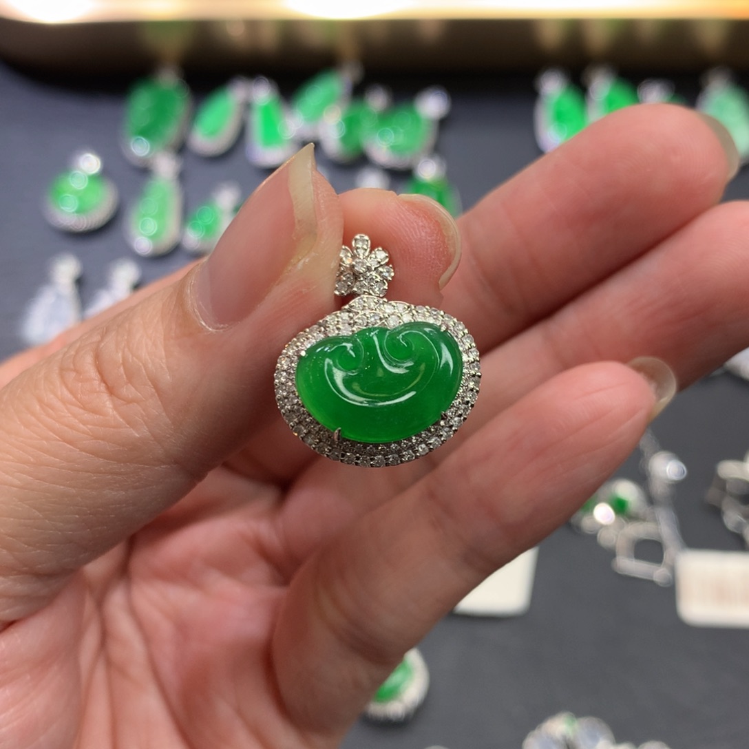 翡翠吊坠(不含链)18K金镶嵌憨*豆