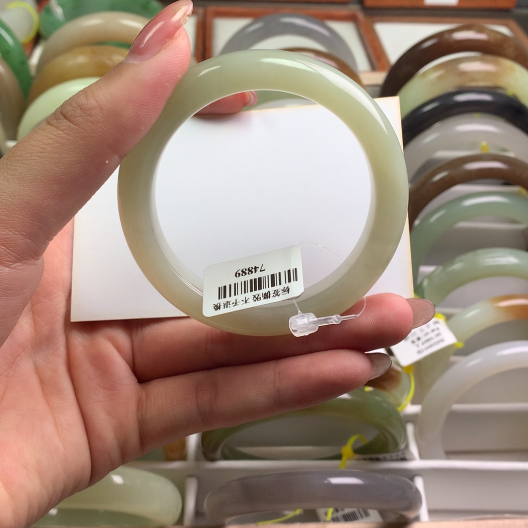 和田玉手镯未镶嵌