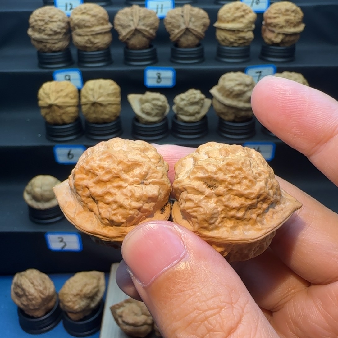 张****桃核把件羊头蟾核桃