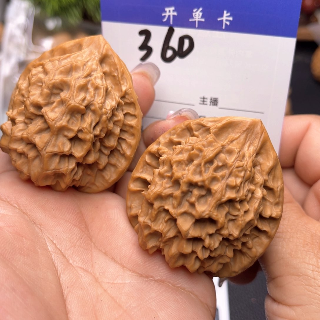 文玩核桃吊坠官帽。边47。肚42。丹