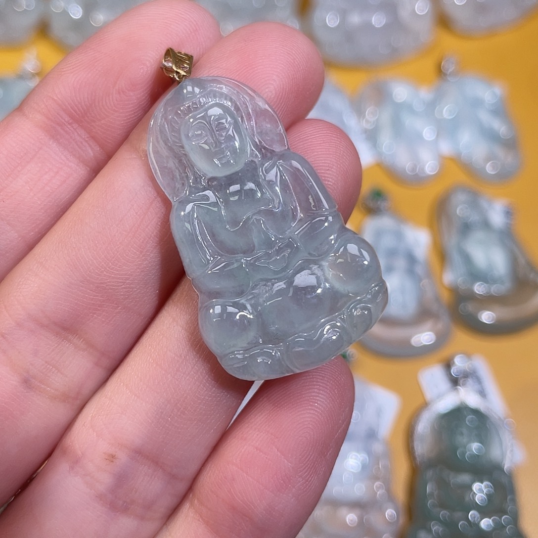 翡翠18K金镶嵌颈饰观音