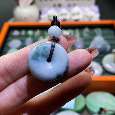 翡翠颈饰未镶嵌平安扣