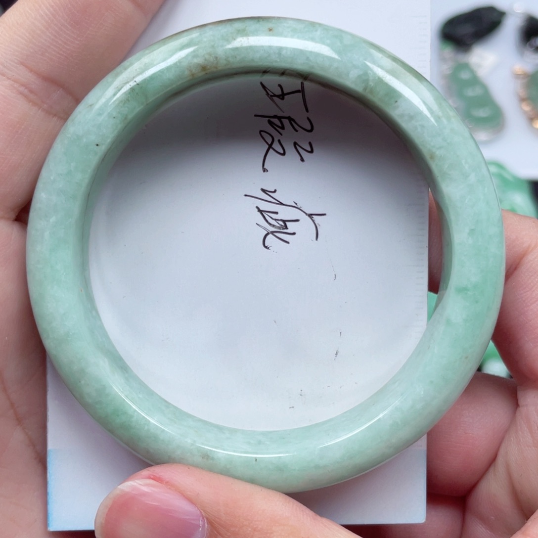 翡翠颈饰未镶嵌56手镯纹裂