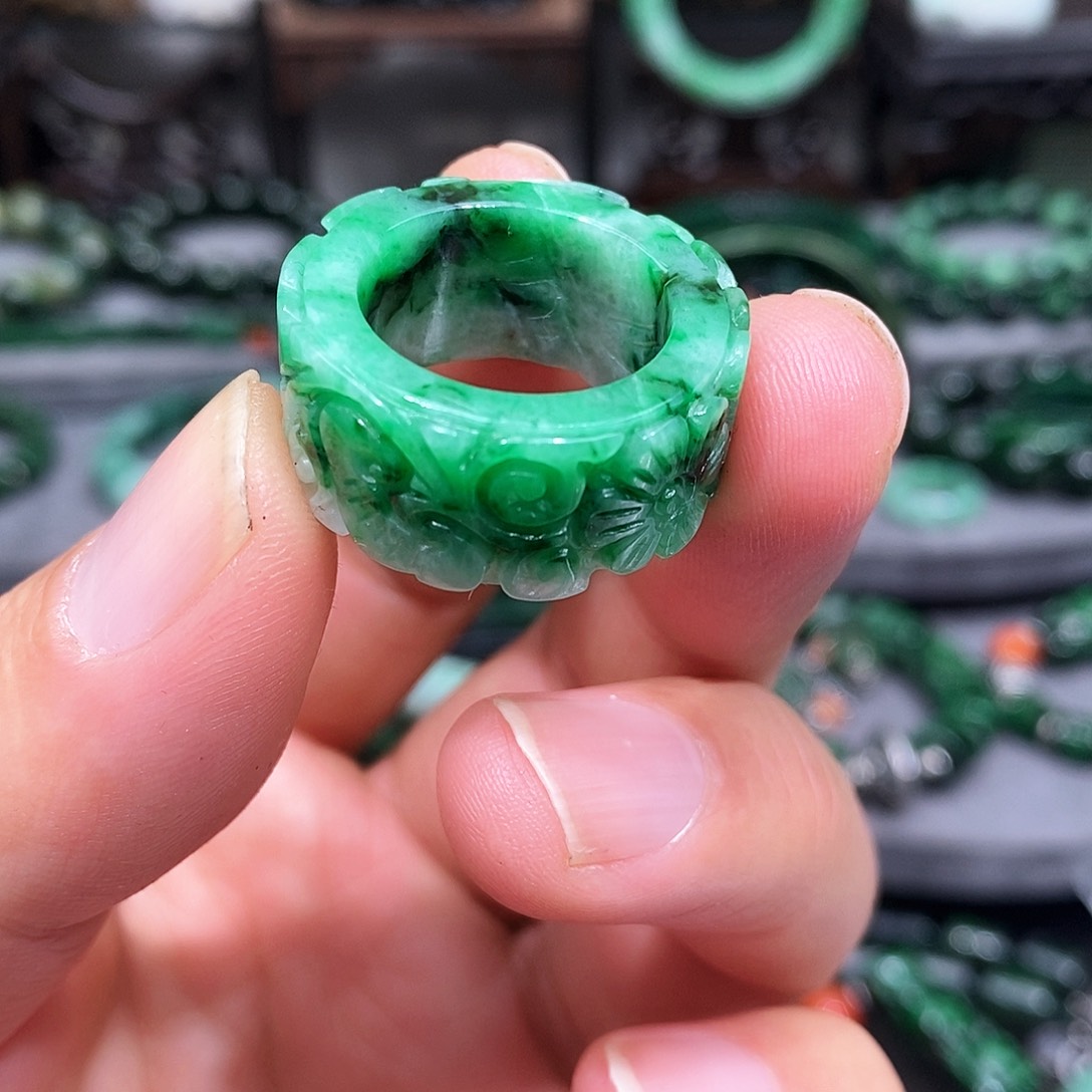 未镶嵌戒指翡翠漂亮美眉