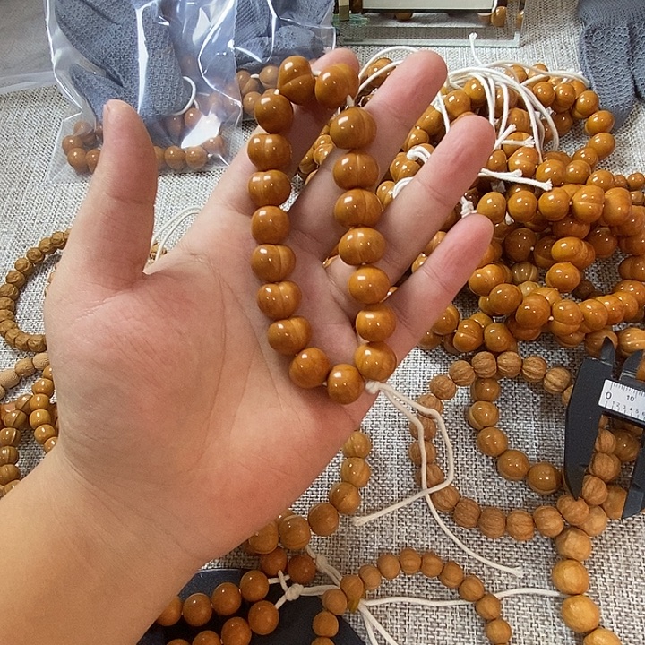 王***红猴头核桃吊坠光面屁桃瑕疵款