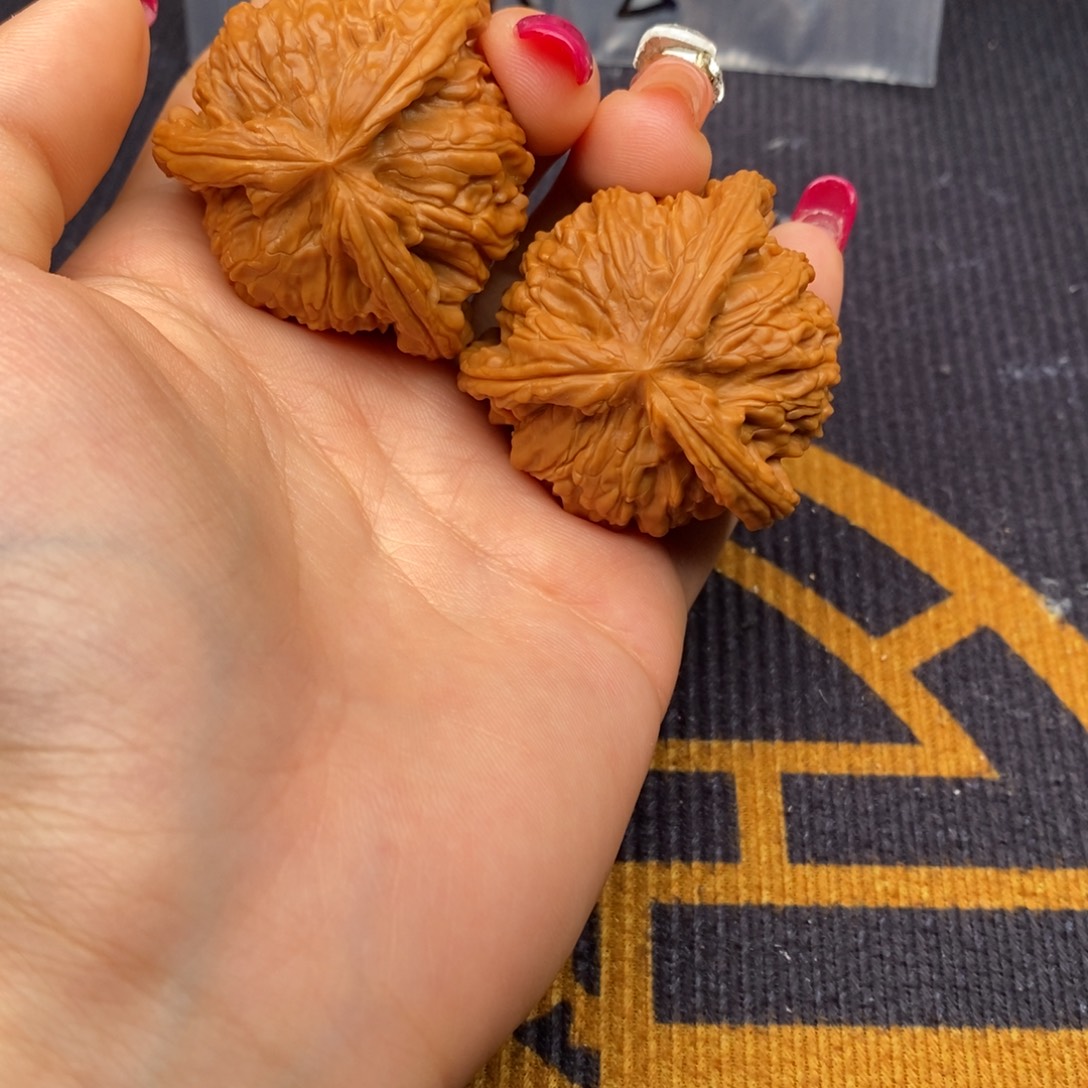 S***x文玩核桃把件白狮子