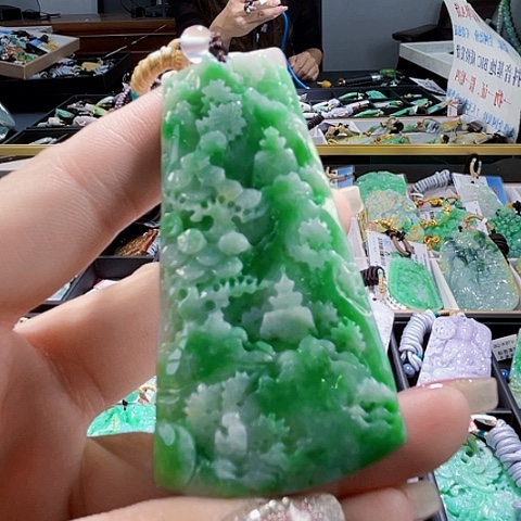 颈饰未镶嵌翡翠一个
