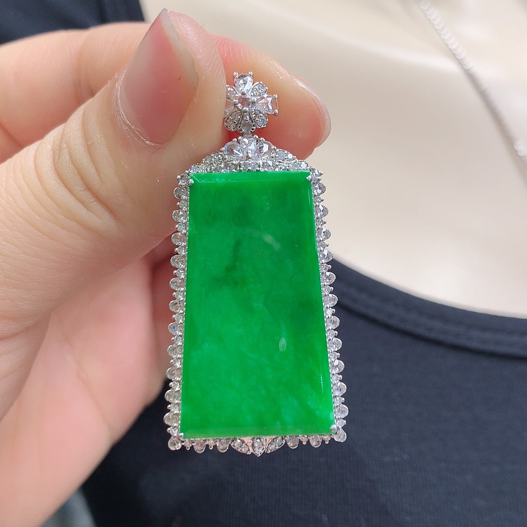 翡翠18K金镶嵌颈饰无事牌