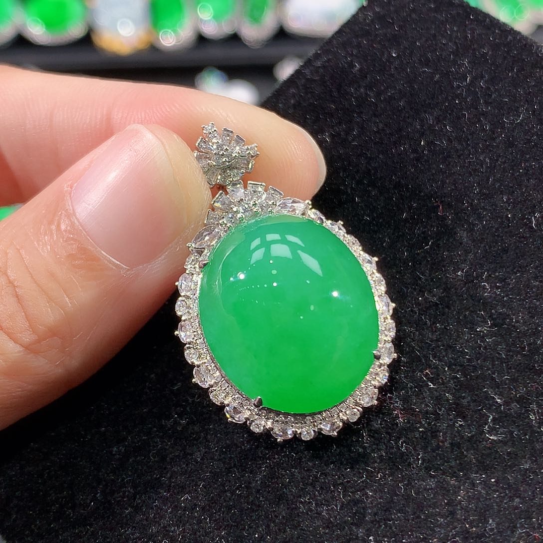 翡翠18K金镶嵌颈饰