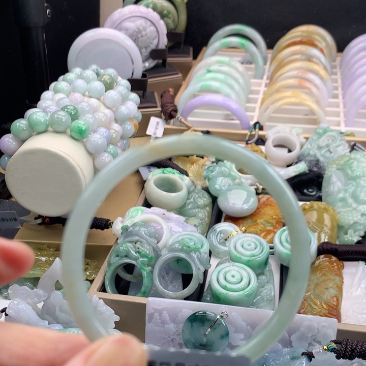 翡翠手镯未镶嵌吊坠