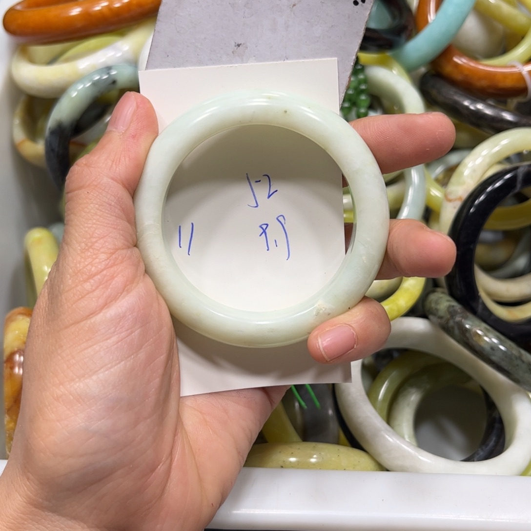 蛇纹石玉手镯未镶嵌