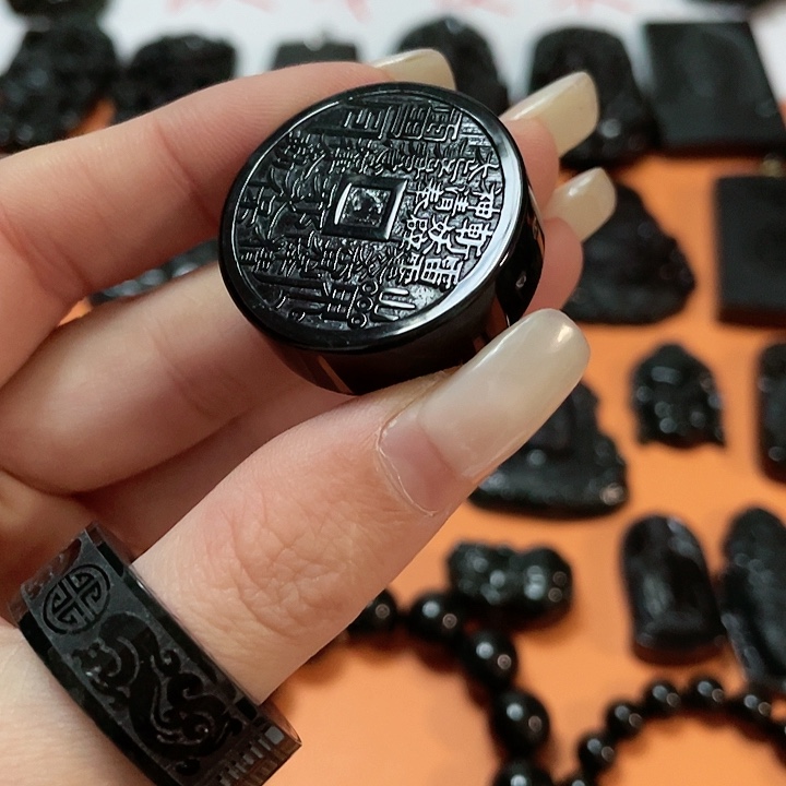 翡翠颈饰未镶嵌左***手