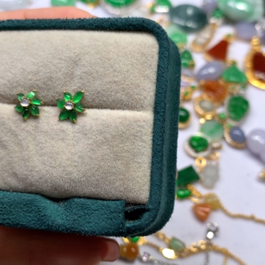 颈饰18K金镶嵌翡翠