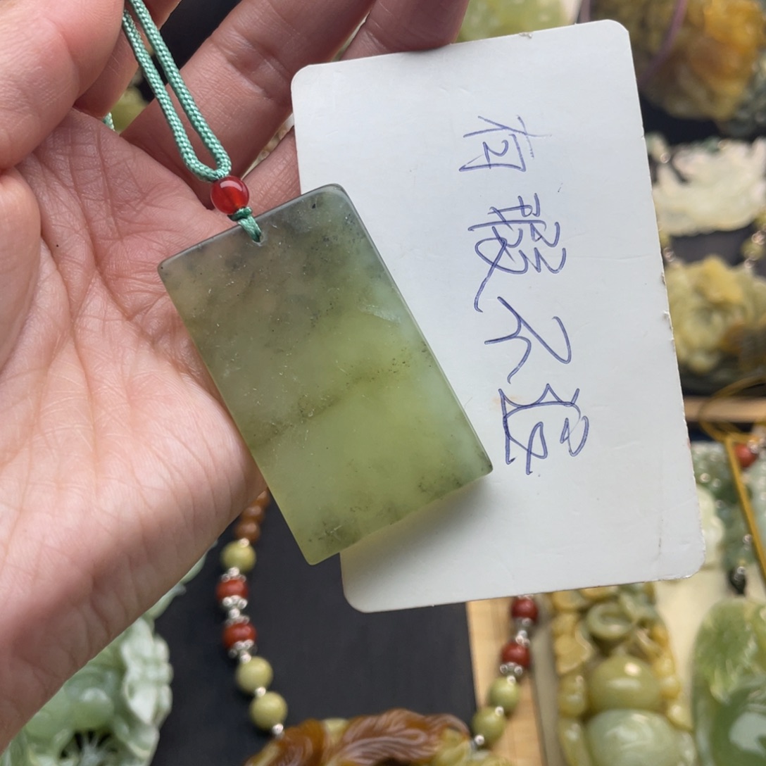 蛇纹石玉颈饰未镶嵌
