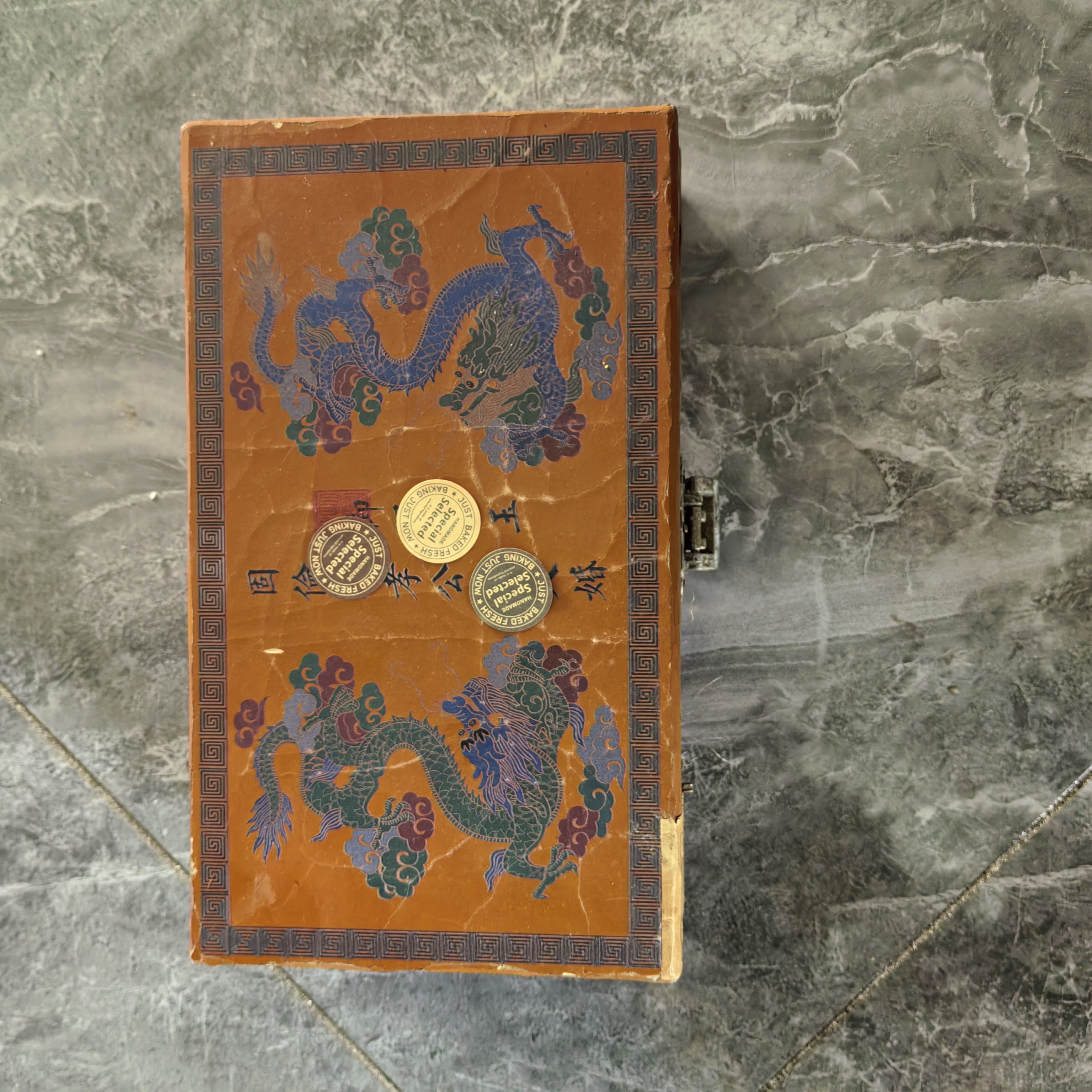 精品黄漆双龙盒工艺品摆件