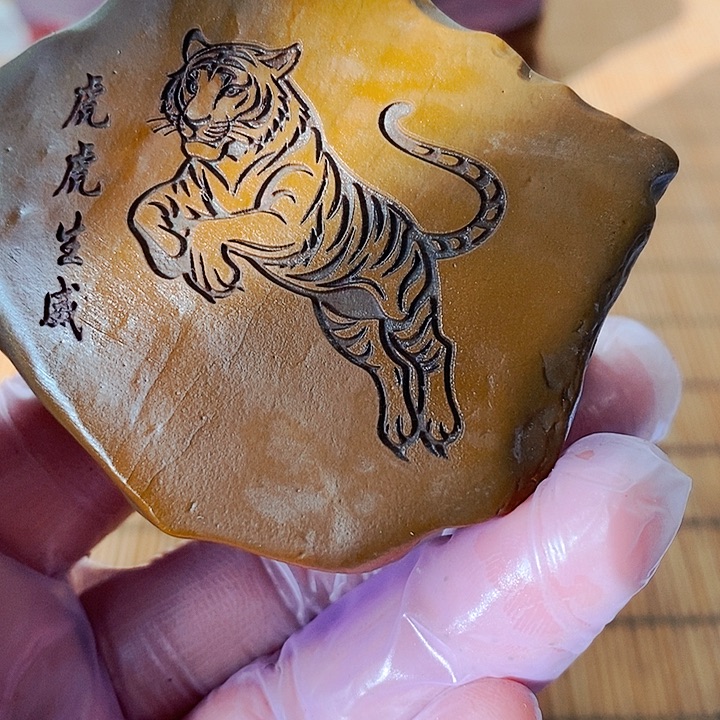 胡***香原石雕刻工艺品手把摆件
