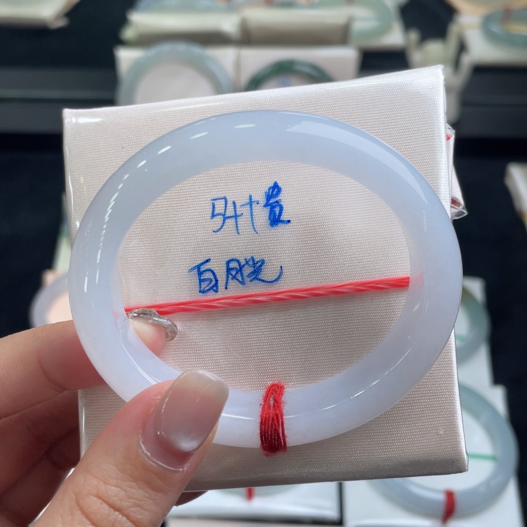 翡翠手镯未镶嵌翡翠