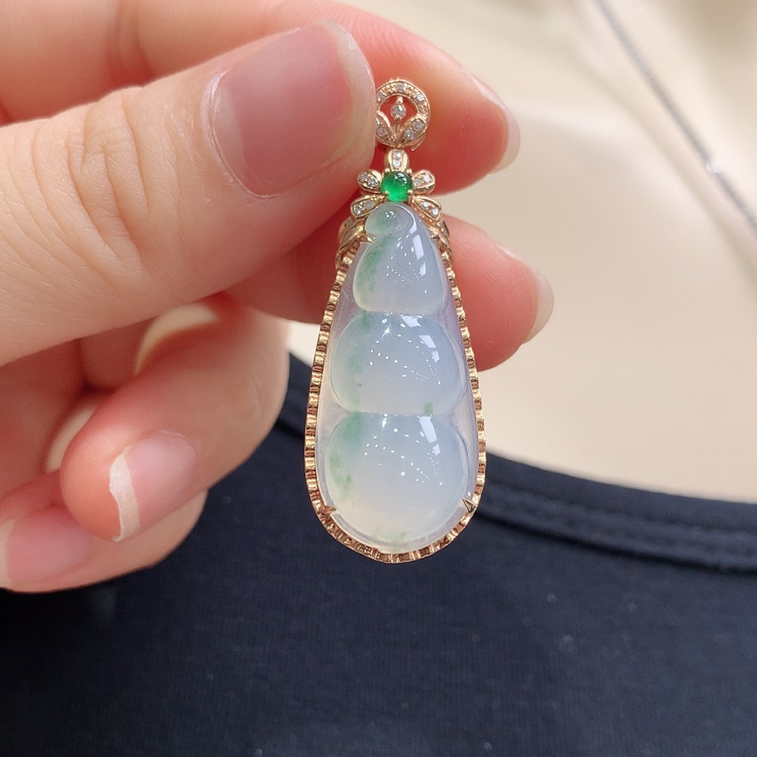 翡翠18K金镶嵌颈饰福豆