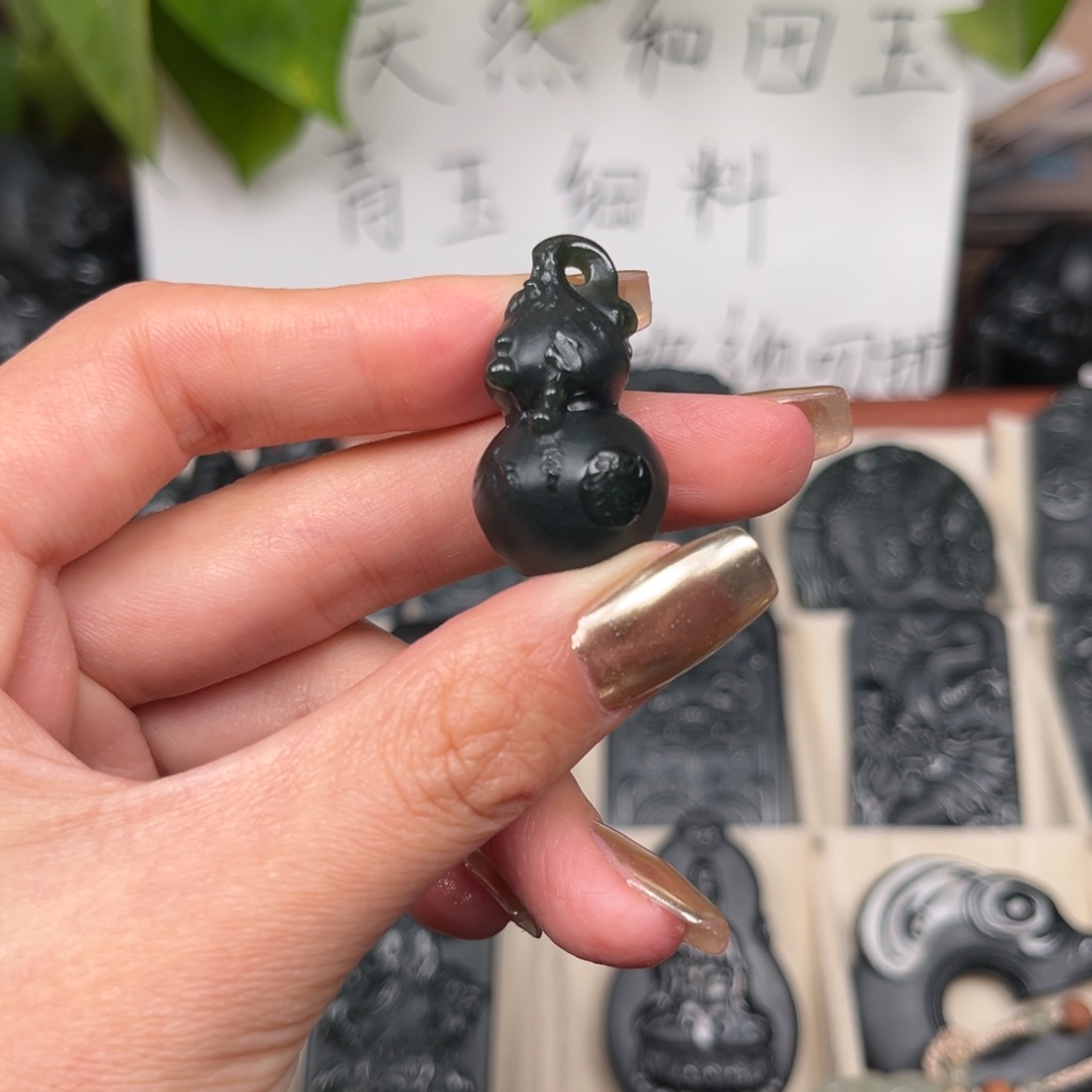 和田玉（糖玉）未镶嵌颈饰和田玉青玉葫芦吊坠