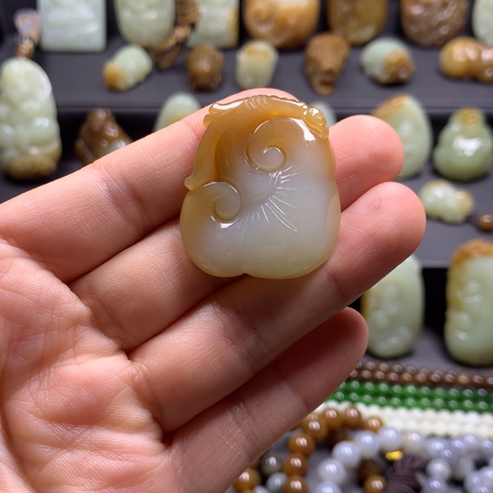 爱***鱼和田玉未镶嵌颈饰