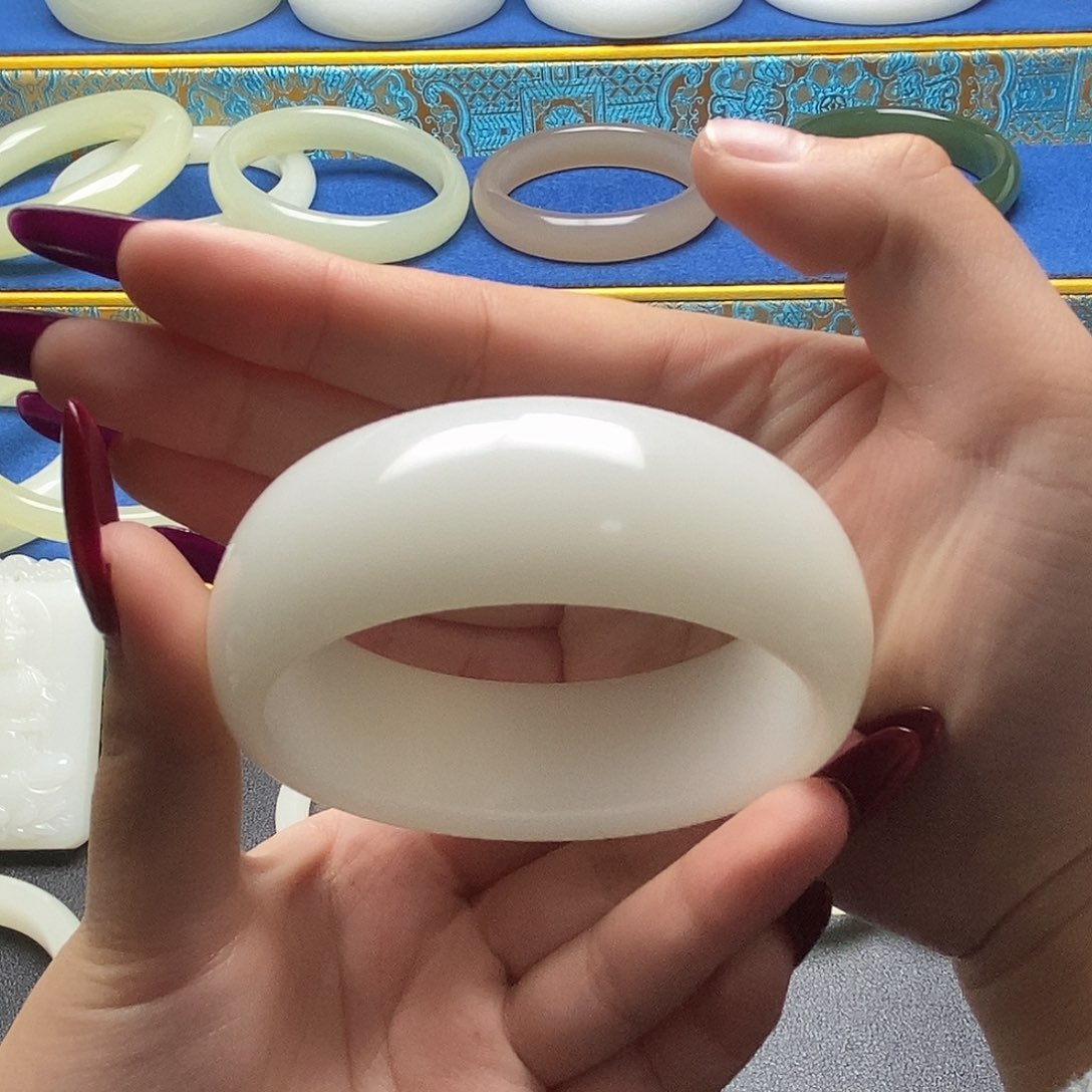 和***财62圈口大轮胎正圈一级白手镯