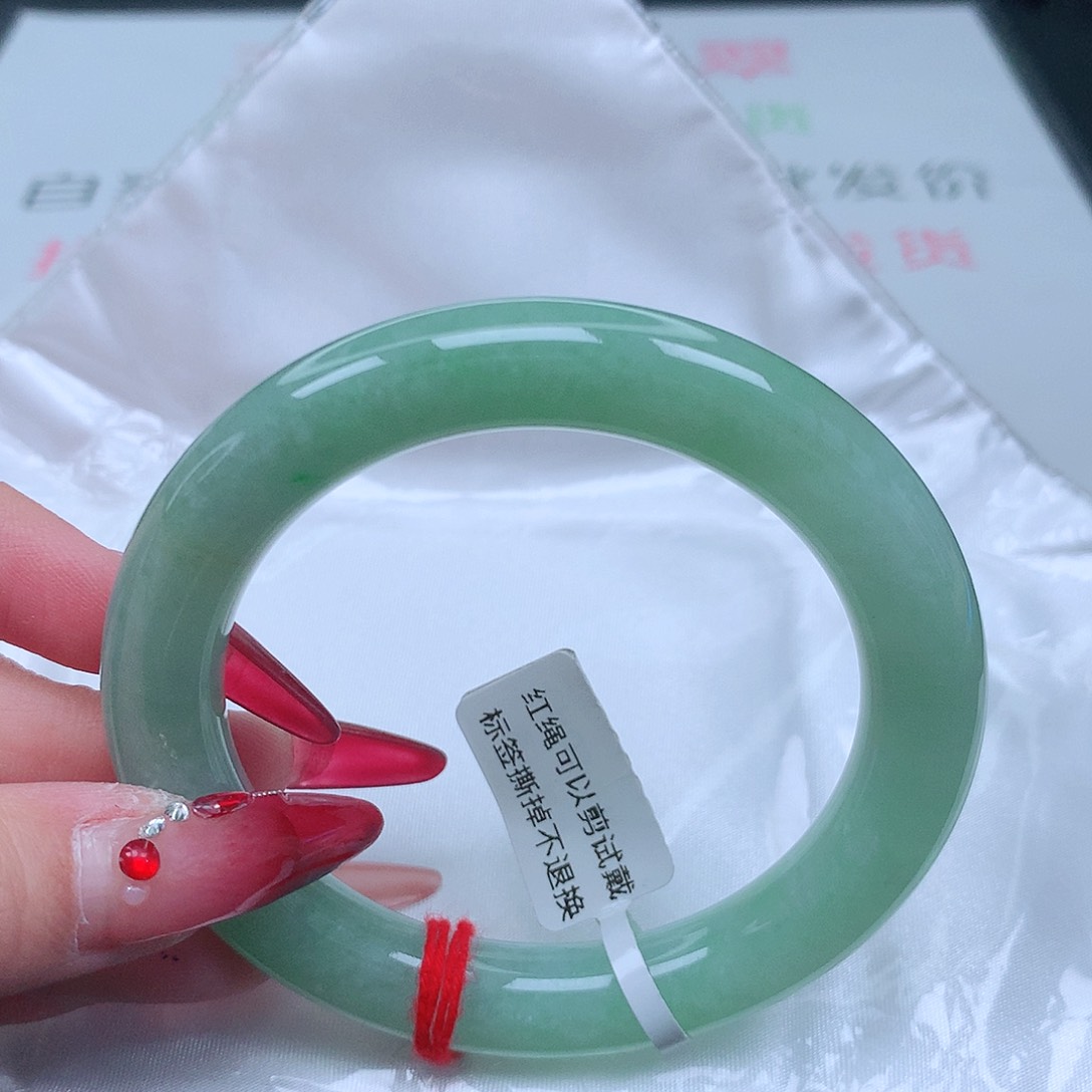 翡翠手镯未镶嵌55.5圈。