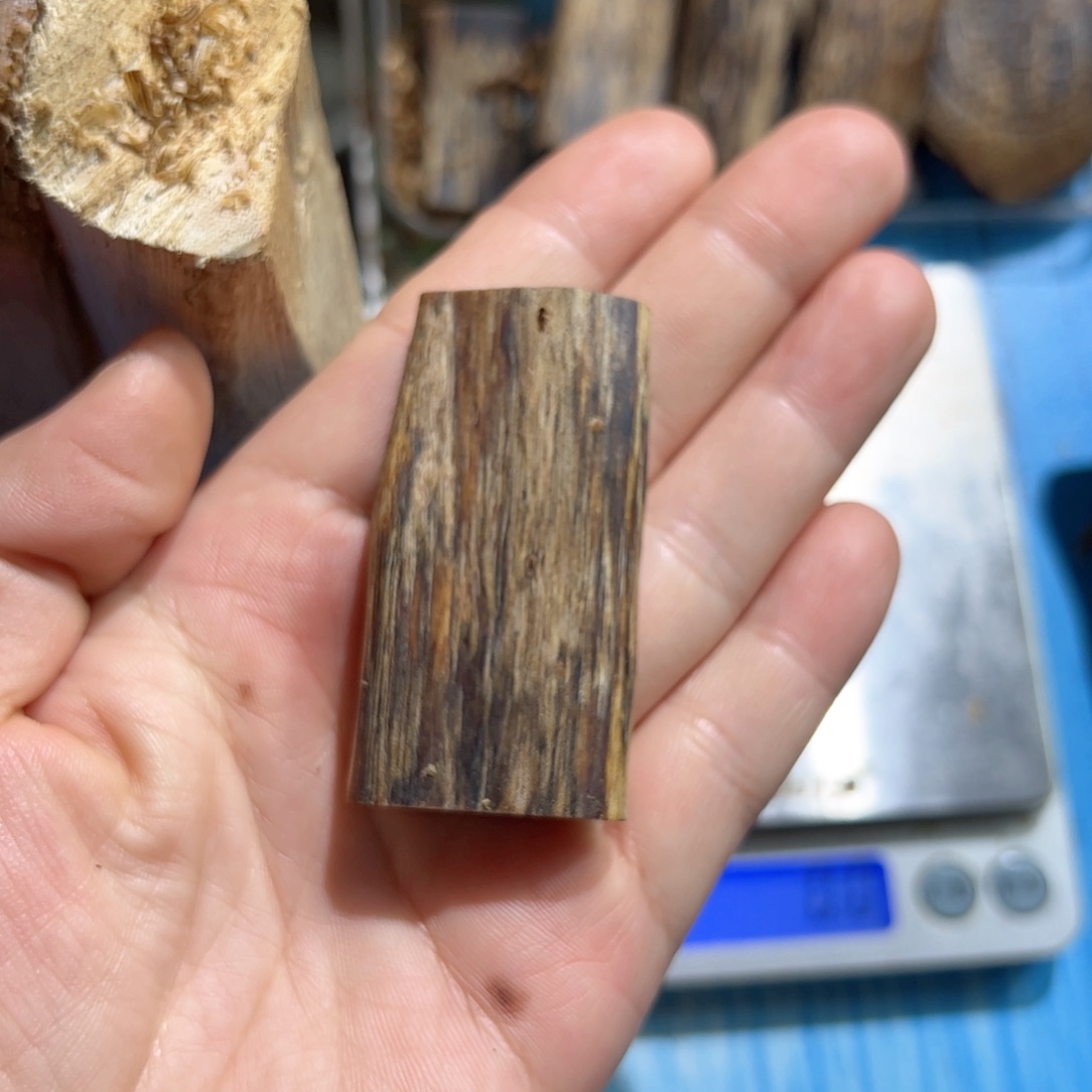 沉香吊坠乌身圆叶10.7克