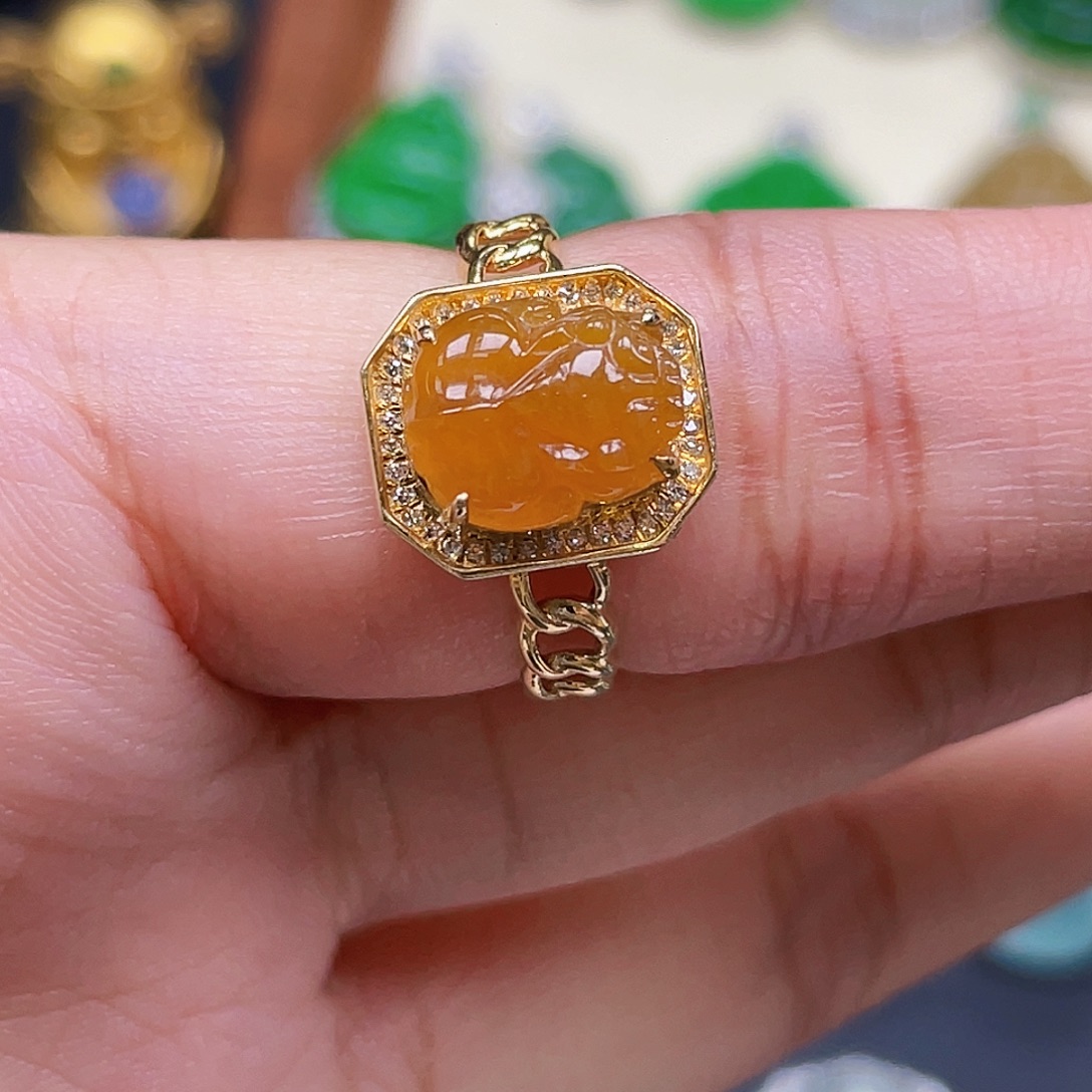 翡翠18K金镶嵌戒指黄翡貔貅