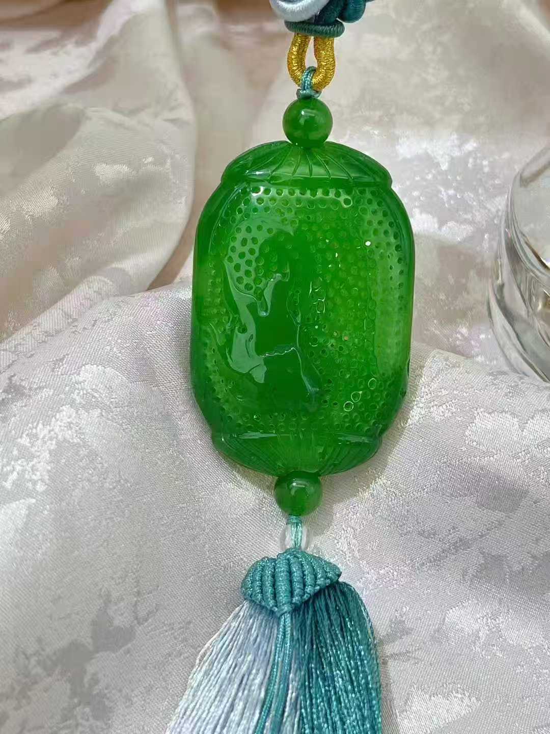 和田玉碧玉乌兰乌德高色苹果绿镂空香囊吊坠