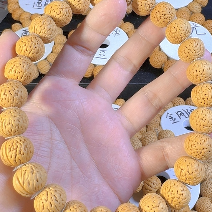 阿***佟桃核吊坠南瓜手持