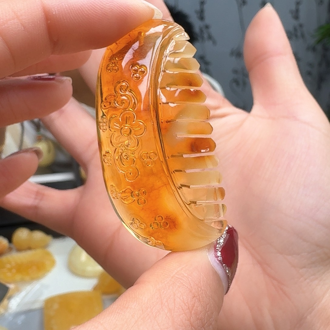 琥珀裸石未镶嵌……