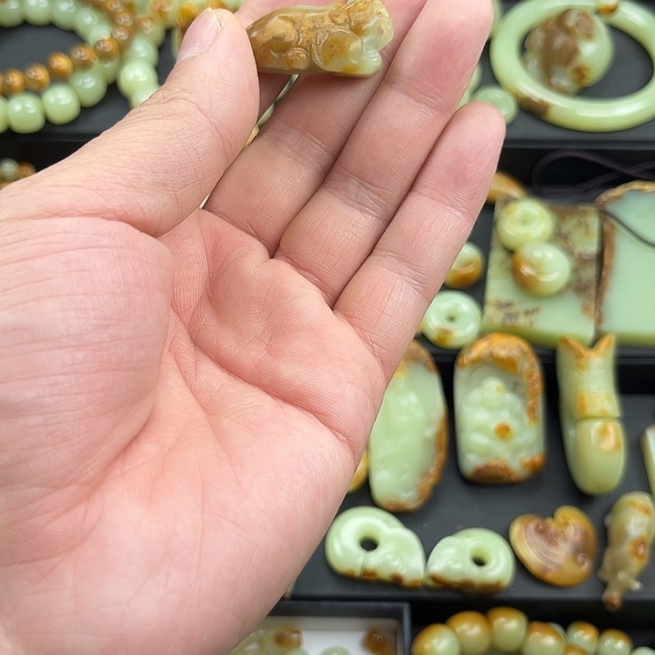 浮***在岫岩河磨玉（透闪石质玉）未镶嵌颈饰