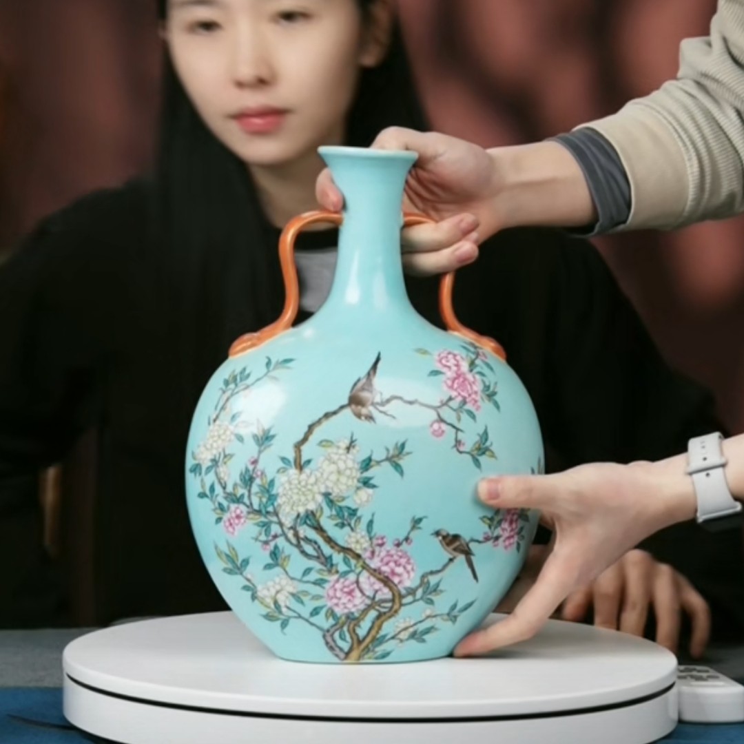 M松石绿地粉彩花鸟纹双耳抱月瓶