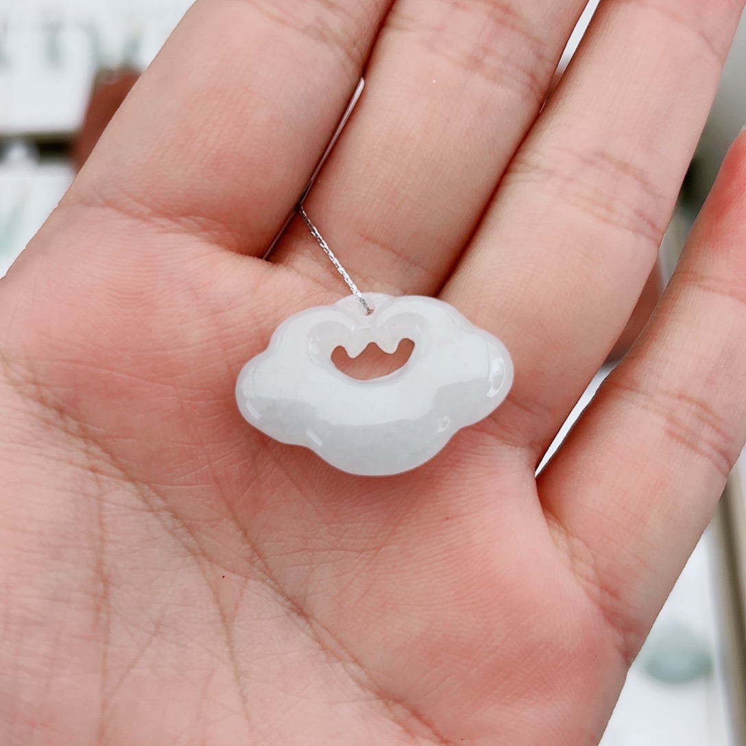 翡翠颈饰未镶嵌祥云