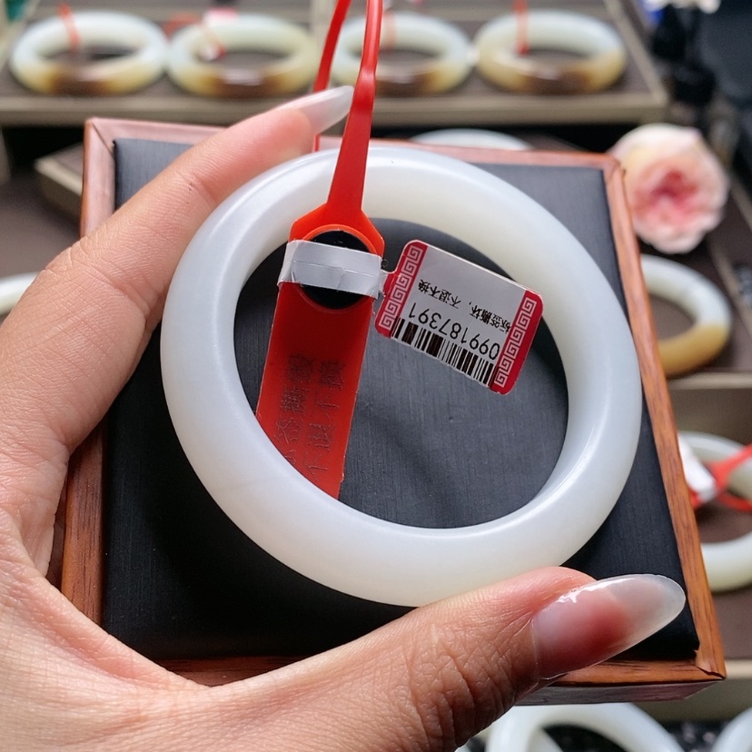 【闪购商品】和田玉手镯未镶嵌M****萍