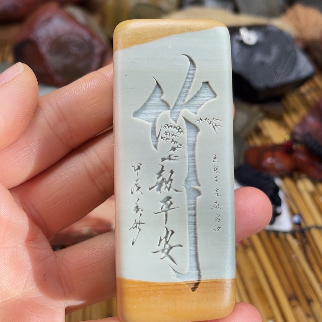 新疆原石雕刻手把件