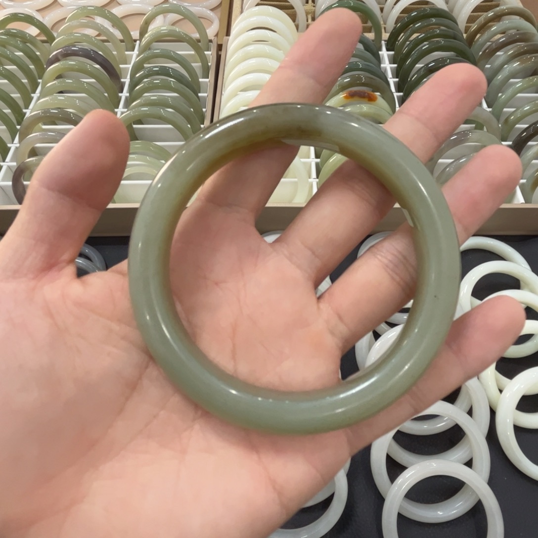 和田玉未镶嵌手镯