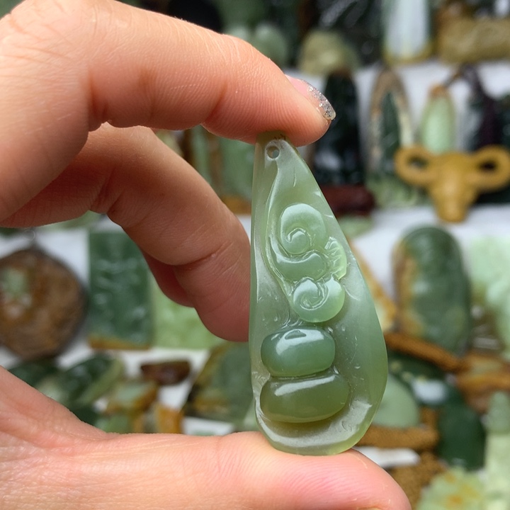 透闪石质玉挂件未镶嵌