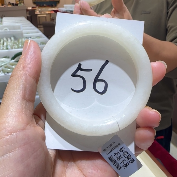 婉***年和田玉未镶嵌手镯758