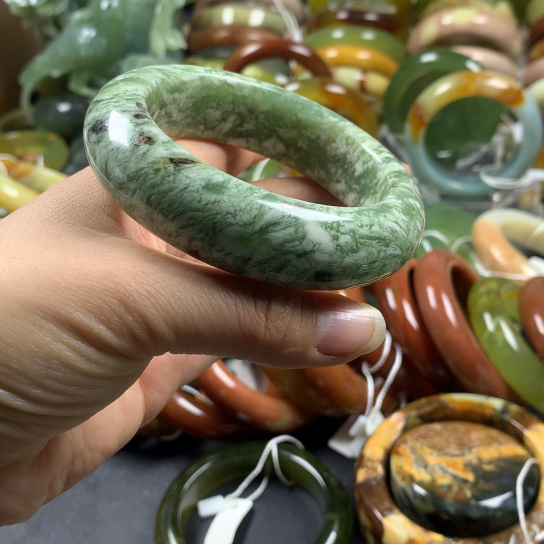 蛇纹石玉未镶嵌手镯