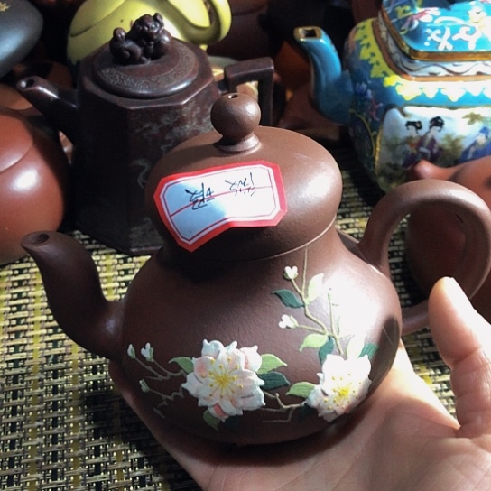 紫砂茶壶原矿泥料手工制作的紫砂壶。