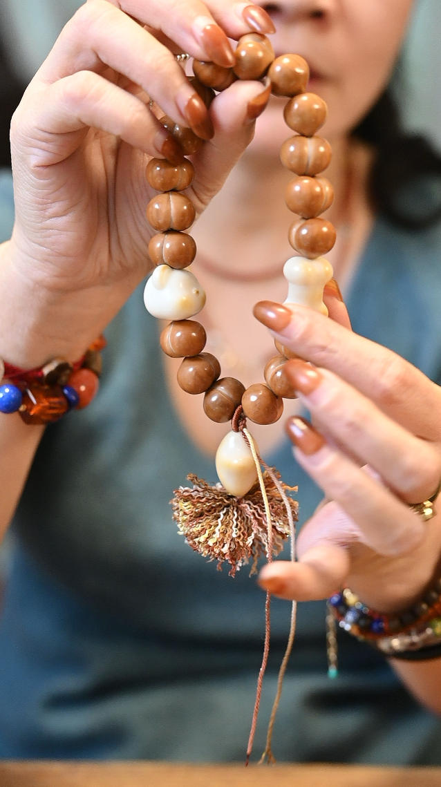 非金属木质吊坠 木质屁桃白色珠手持