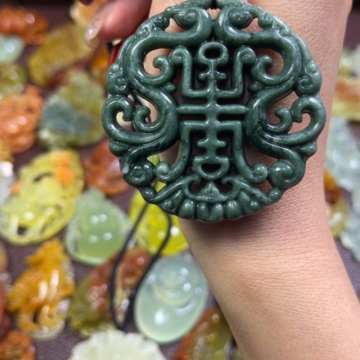 蛇纹石玉颈饰未镶嵌