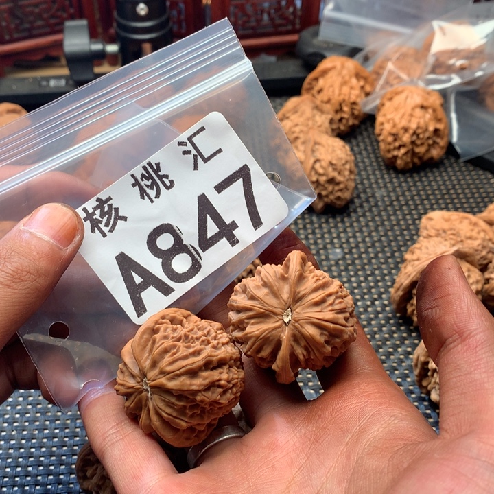 小***哥吊坠文玩核桃金麒麟