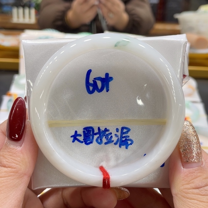 翡翠手镯未镶嵌翡翠