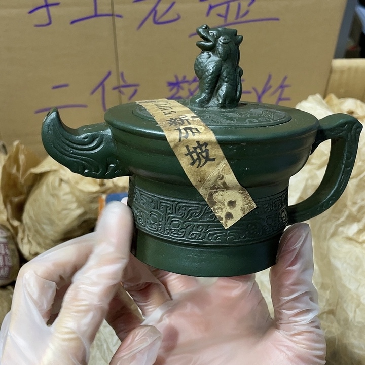 茶壶紫砂原矿泥料，手工制作的一把紫砂壶。
