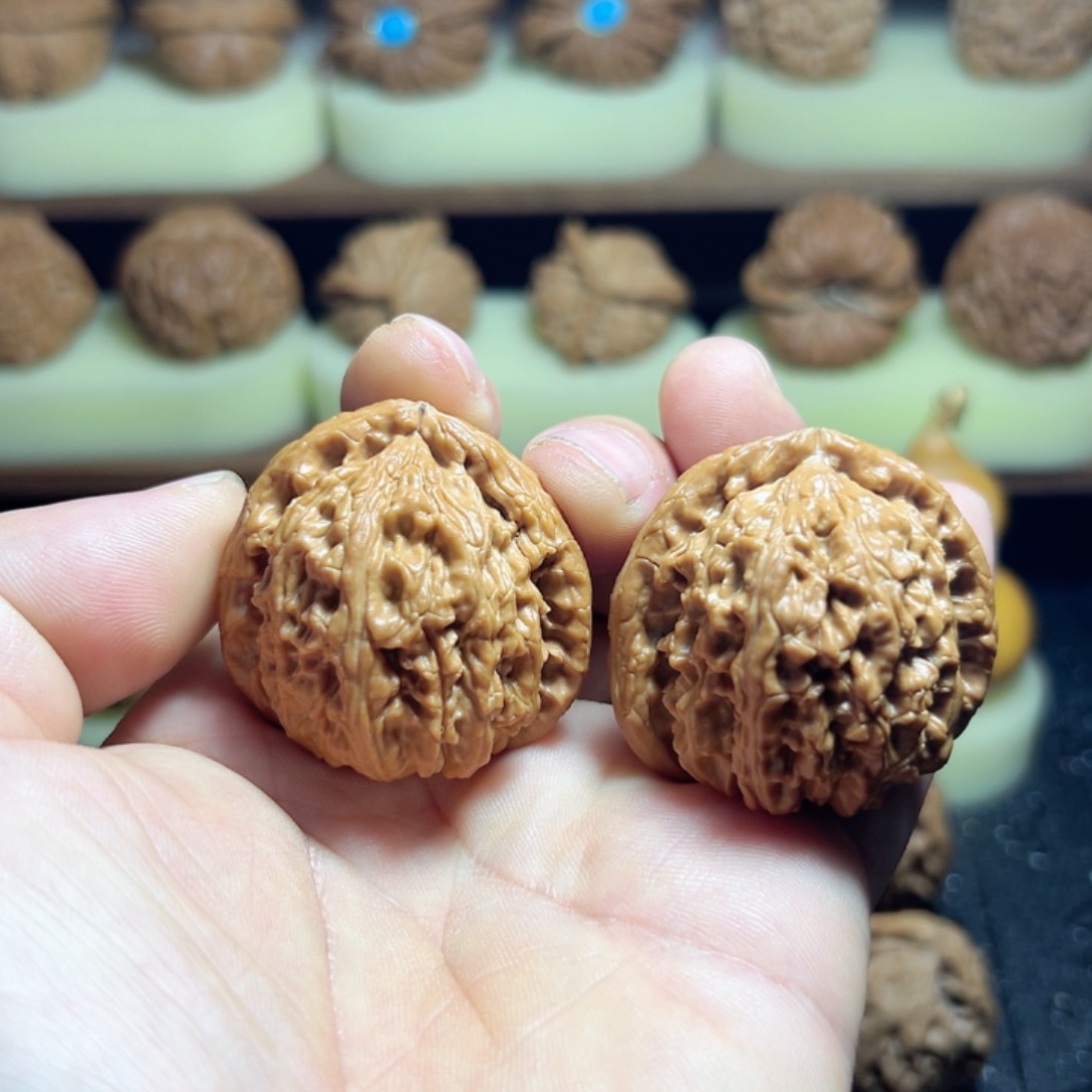 【闪购商品】文玩核桃吊坠三角白